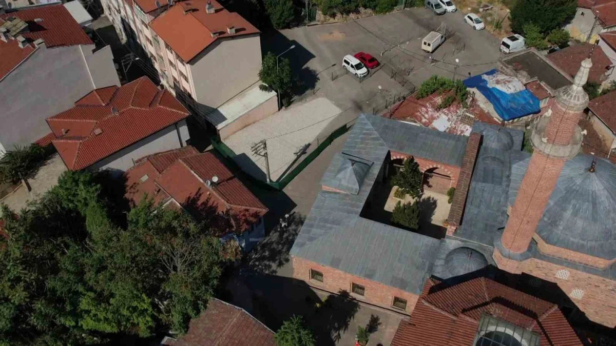 Bursa'da tarihi mezar çakıl taşlarıyla kapatılıp otopark gibi yapıldı