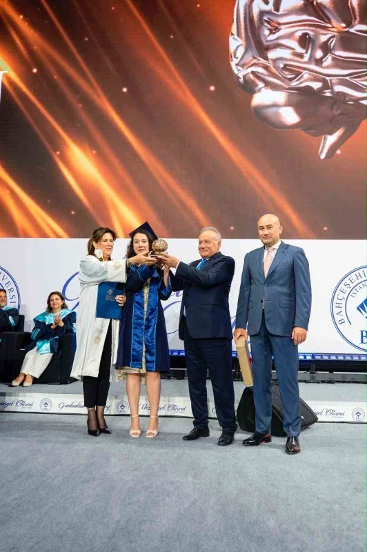 Kariyer değiştiren Fatma Güzin Turkay BAU'da birinci oldu