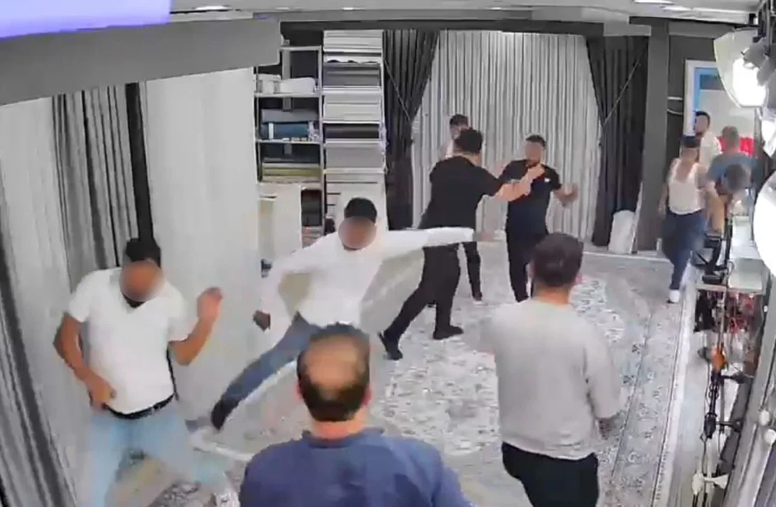 Esenyurt'ta bıçaklı ve sopalı kavga perde dükkanına taştı