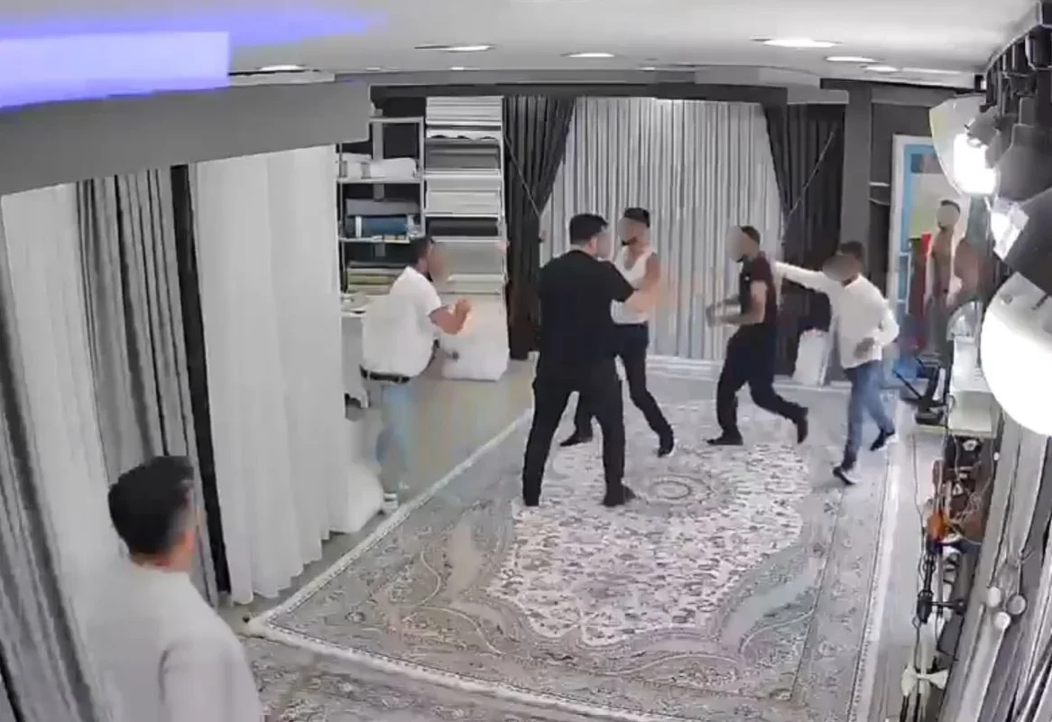 Esenyurt'ta bıçaklı ve sopalı kavga perde dükkanına taştı