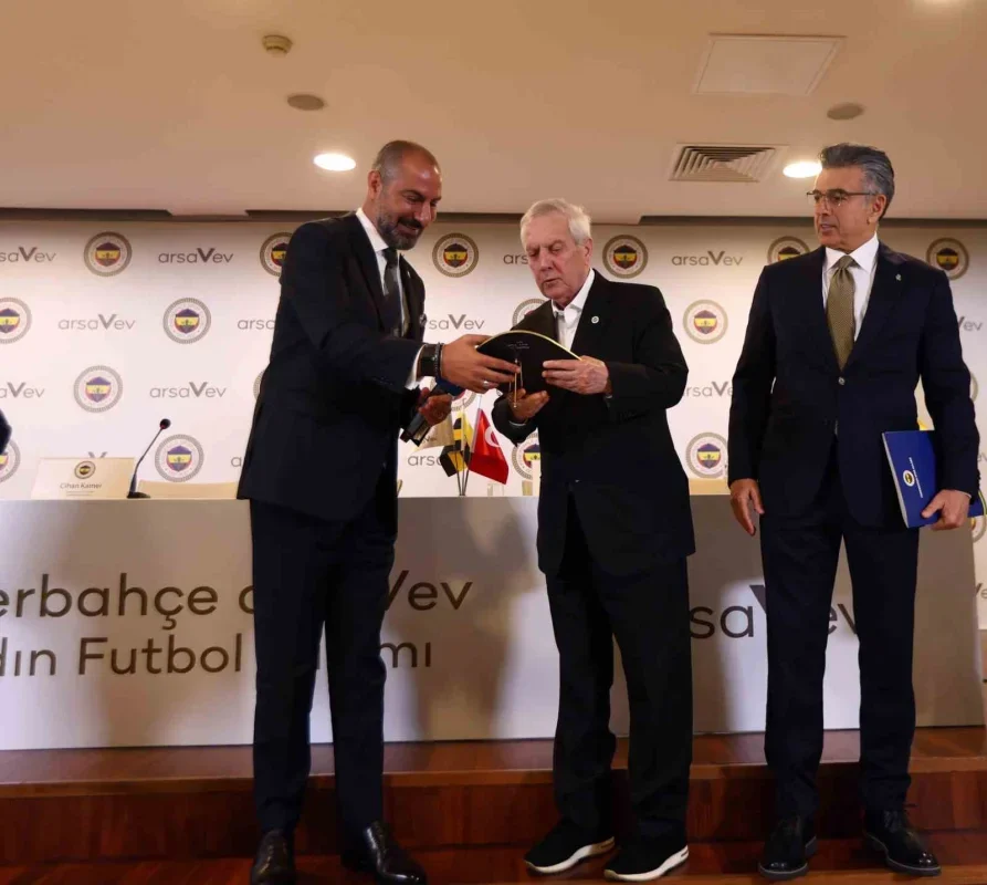 Önder Fırat: Fenerbahçe Kadın Futbol Şubesi'ni 5 kişi yönetecek