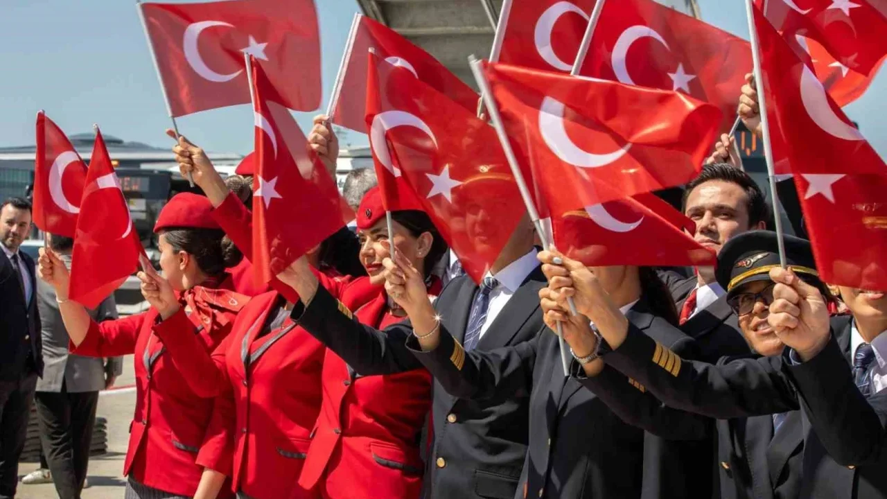 Filenin Sultanları THY uçağıyla İstanbul'da coşkuyla karşılandı