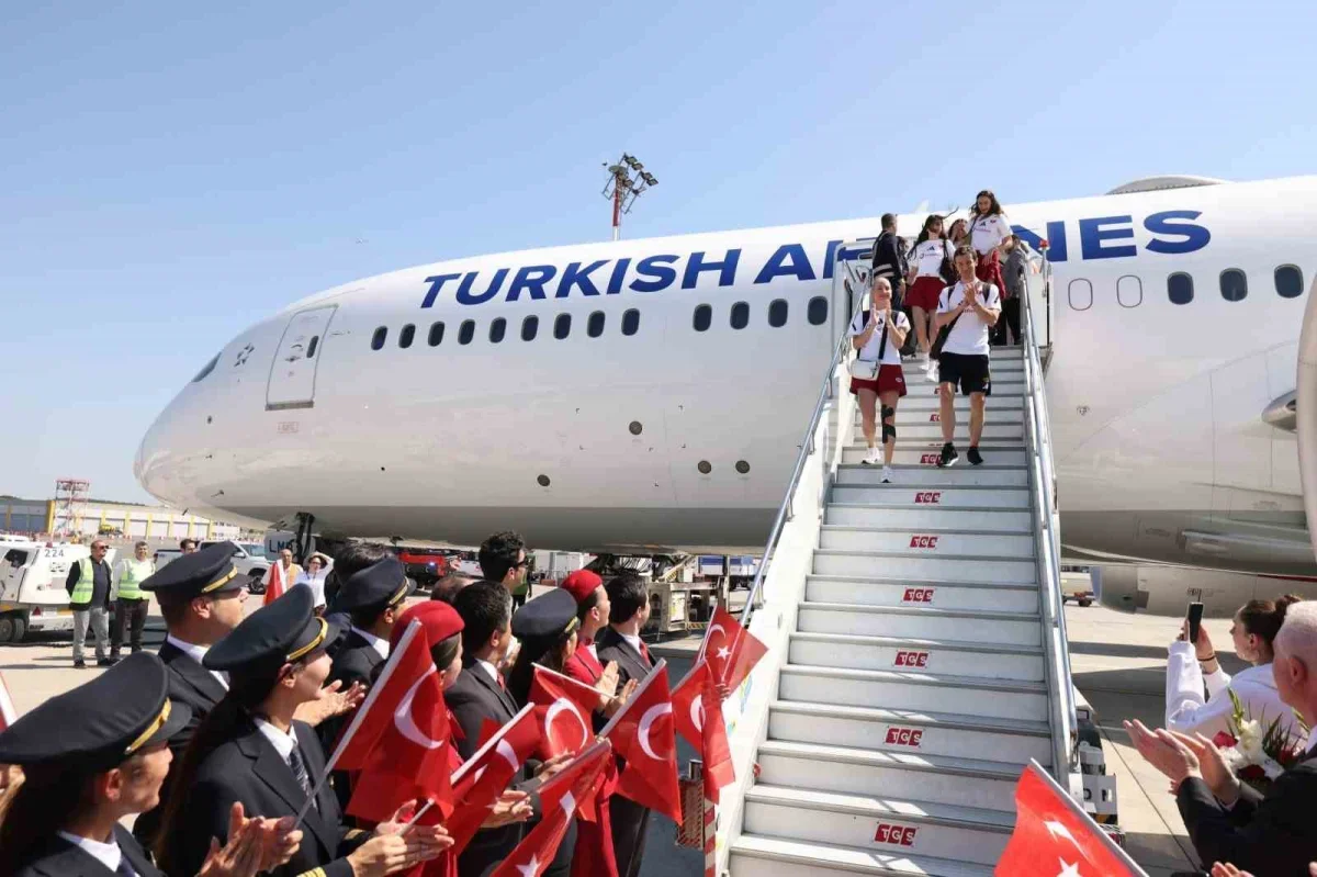 Filenin Sultanları THY uçağıyla İstanbul'da coşkuyla karşılandı