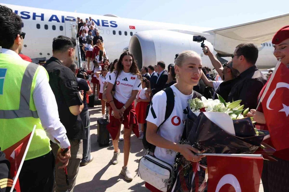 Filenin Sultanları THY uçağıyla İstanbul'da coşkuyla karşılandı