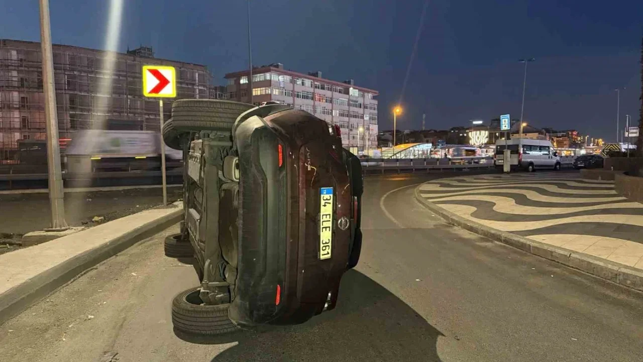 Bakırköy'de otomobil refüje çarpıp devrildi: 1 yaralı