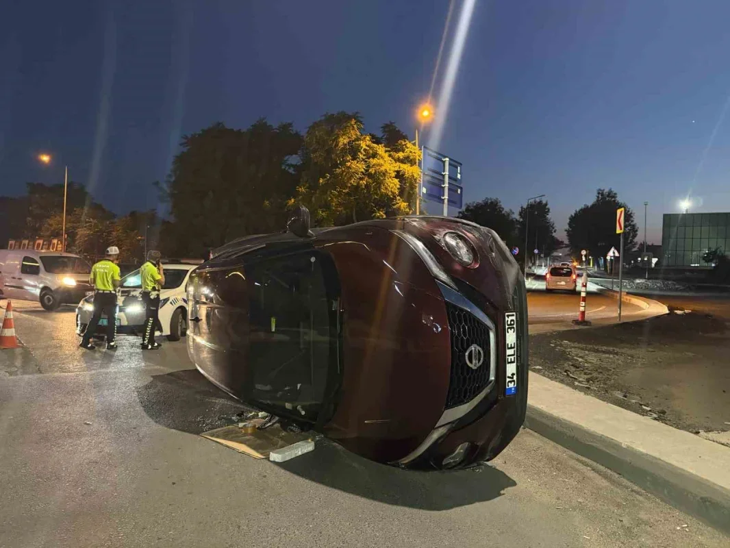 Bakırköy'de otomobil refüje çarpıp devrildi: 1 yaralı