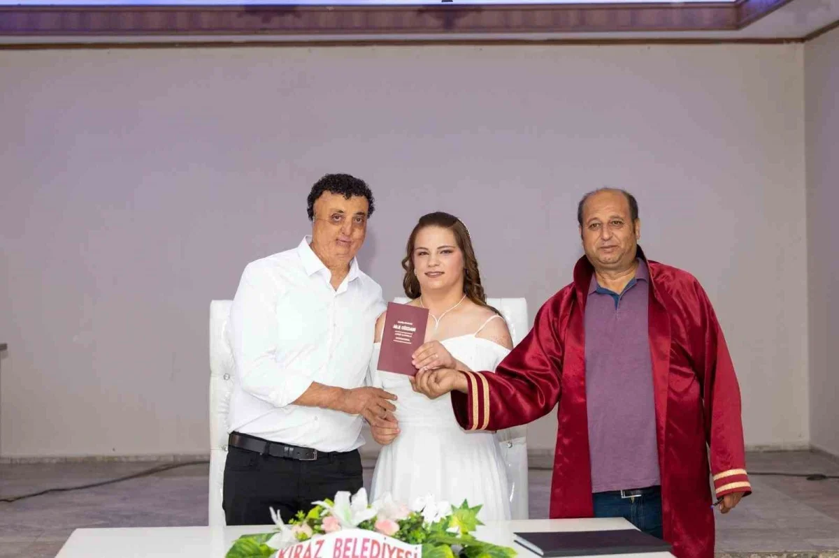 İzmir'de işitme engelli çiftin nikahına işaret dili desteği