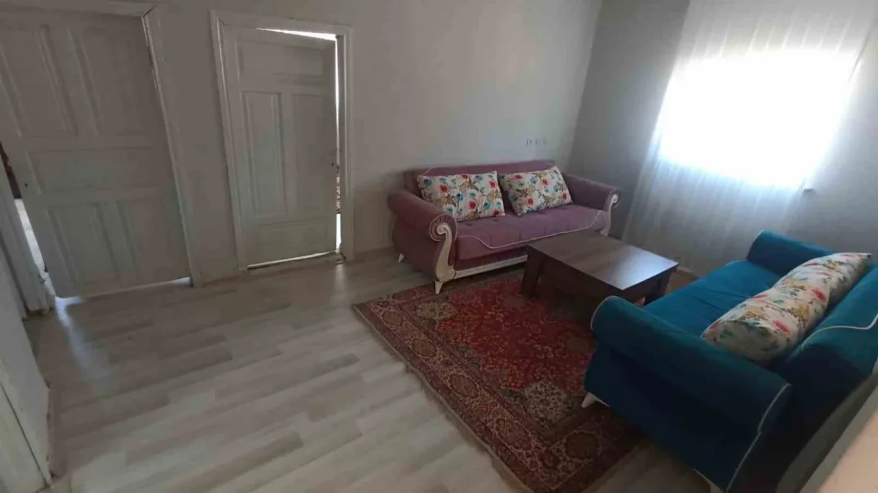 İnegöl Belediyesi Şipali'de 68 yaşındaki kadının evini yeniledi