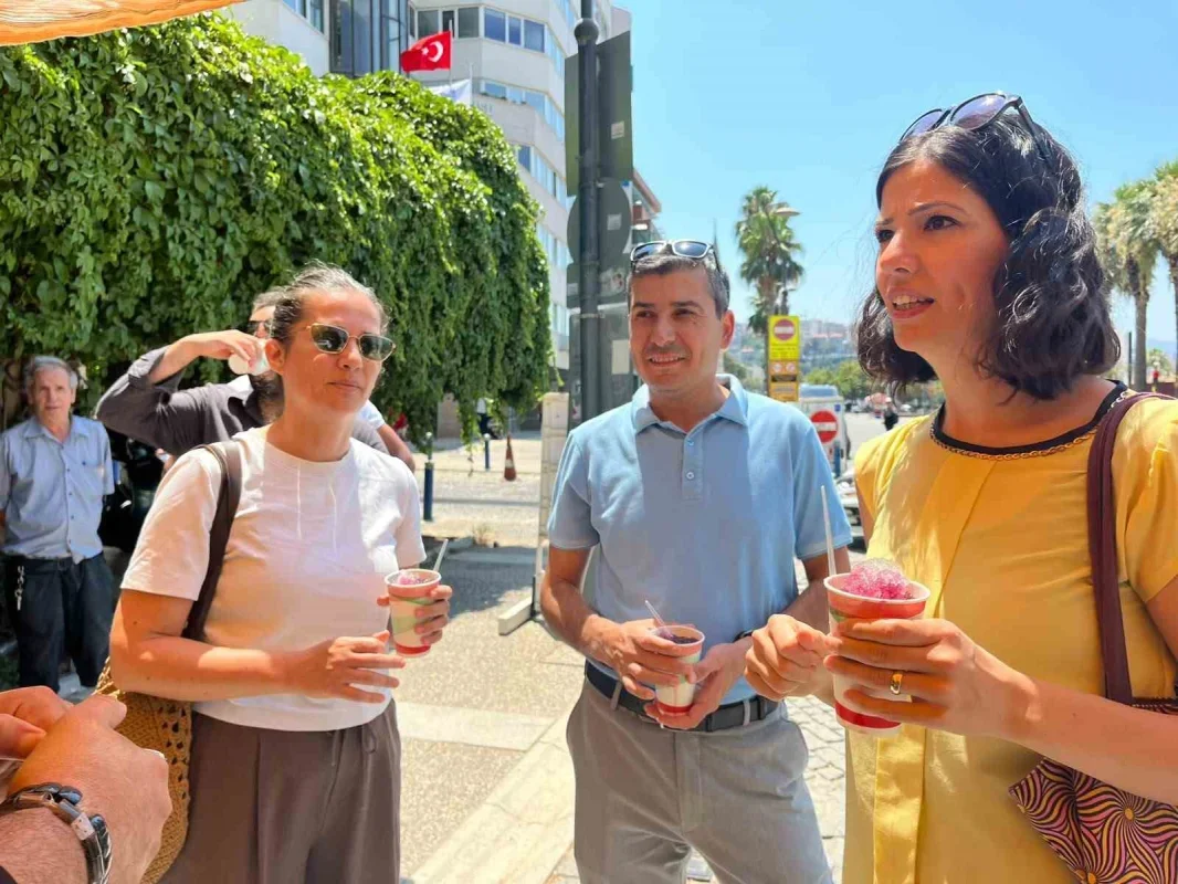 İzmir'de kar helvası ikramı kavurucu sıcakta serinletti