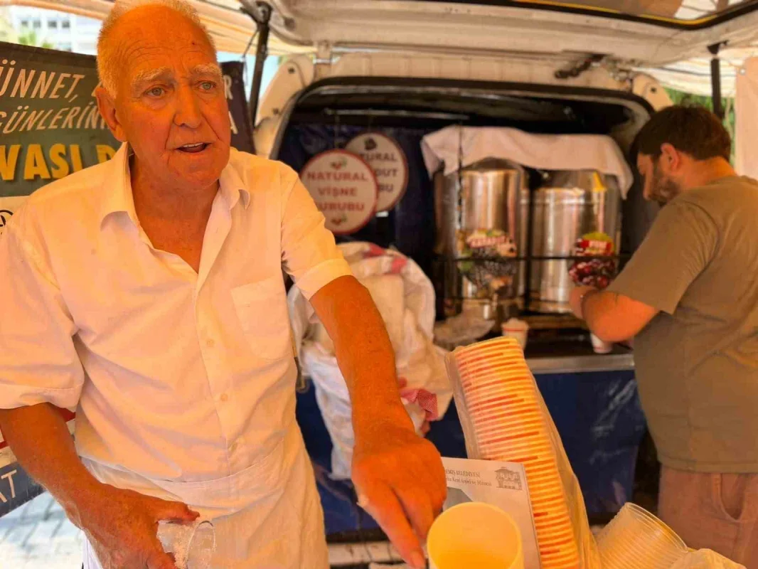 İzmir'de kar helvası ikramı kavurucu sıcakta serinletti