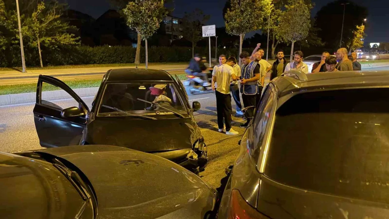 Maltepe'de ters yöne giren otomobil iki araca çarptı: 1 yaralı