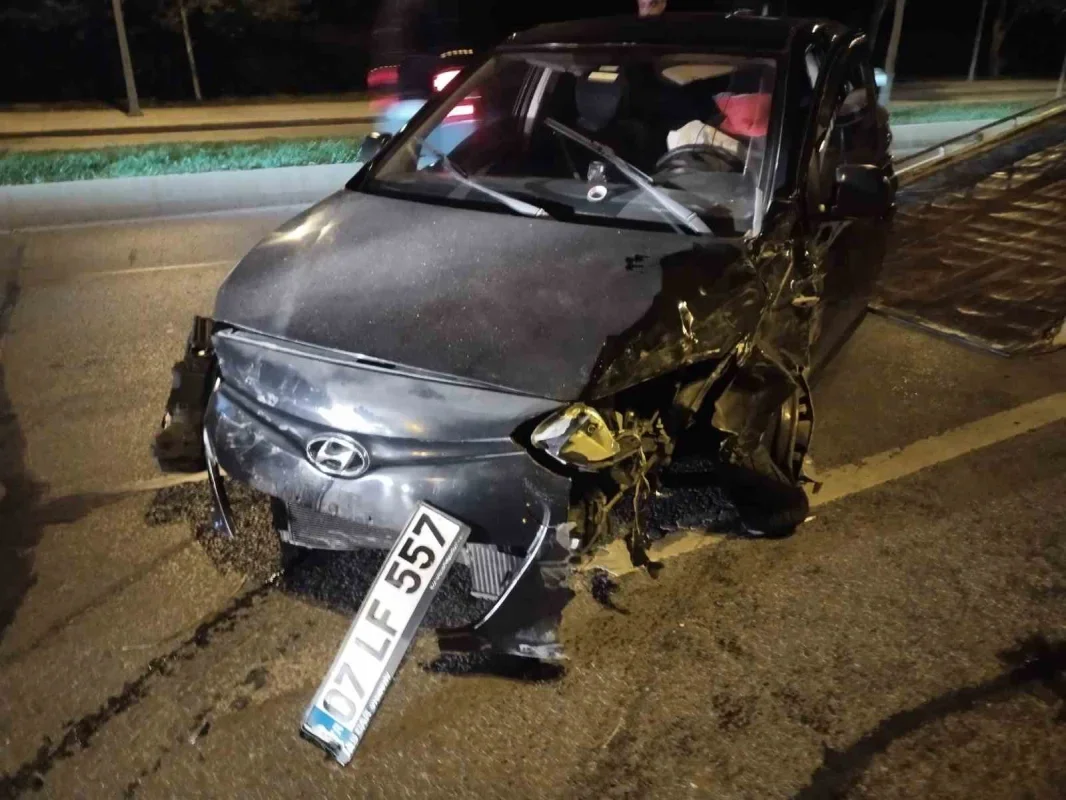 Maltepe'de ters yöne giren otomobil iki araca çarptı: 1 yaralı