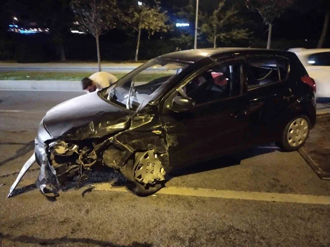 Maltepe'de ters yöne giren otomobil iki araca çarptı: 1 yaralı