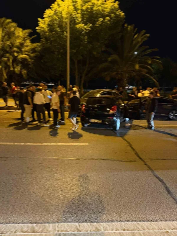 Maltepe'de ters yöne giren otomobil iki araca çarptı: 1 yaralı