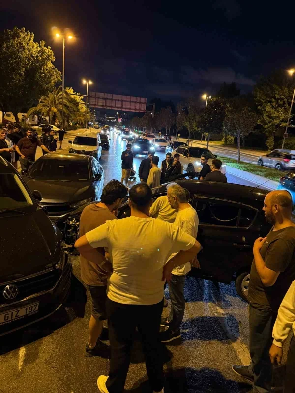 Maltepe'de ters yöne giren otomobil iki araca çarptı: 1 yaralı