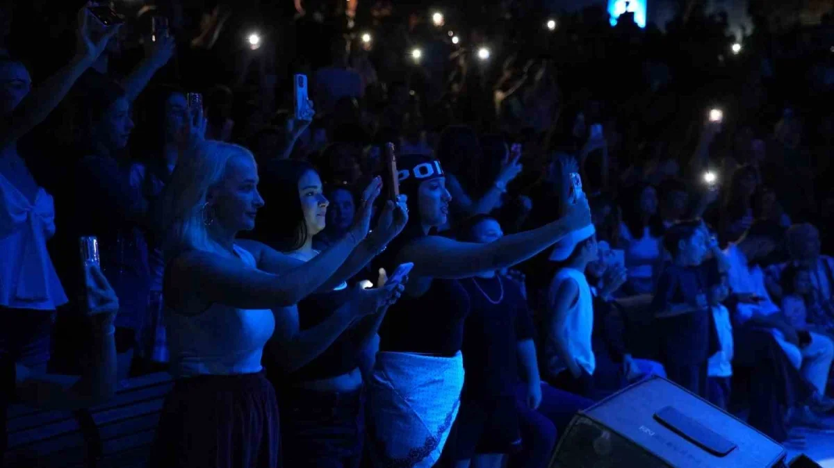 Poizi, Bursa Festivali'nde Açıkhava'yı dev koroya dönüştürdü