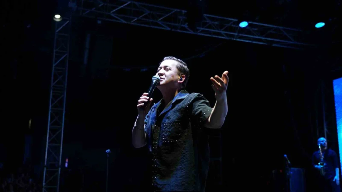 Poizi, Bursa Festivali'nde Açıkhava'yı dev koroya dönüştürdü