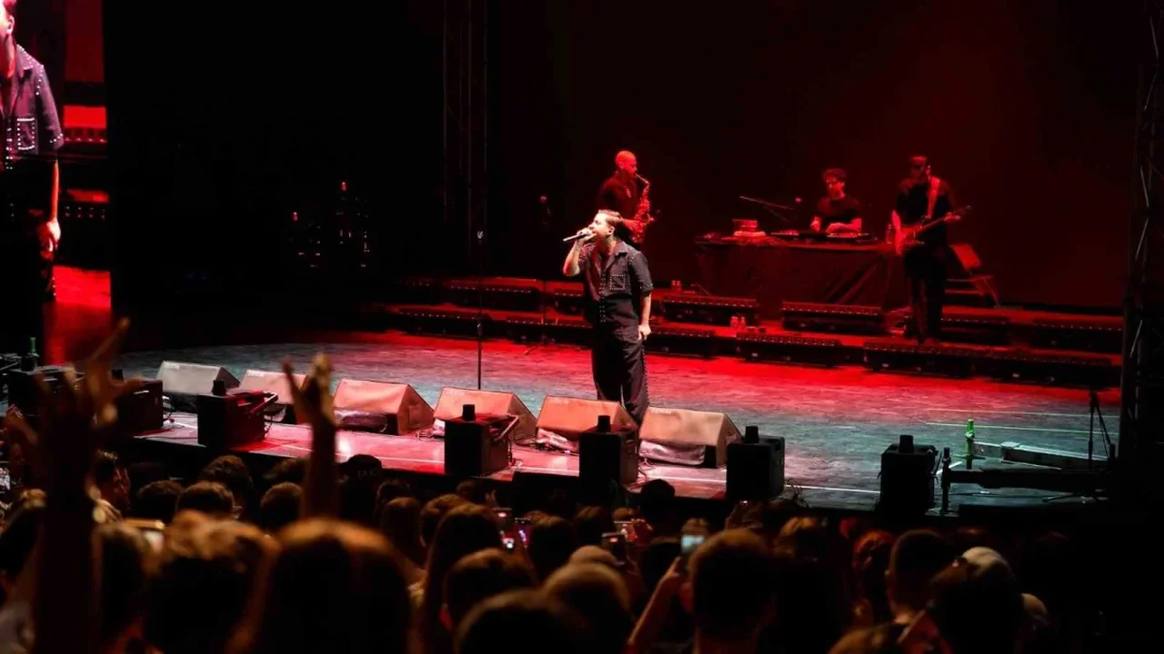 Poizi, Bursa Festivali'nde Açıkhava'yı dev koroya dönüştürdü