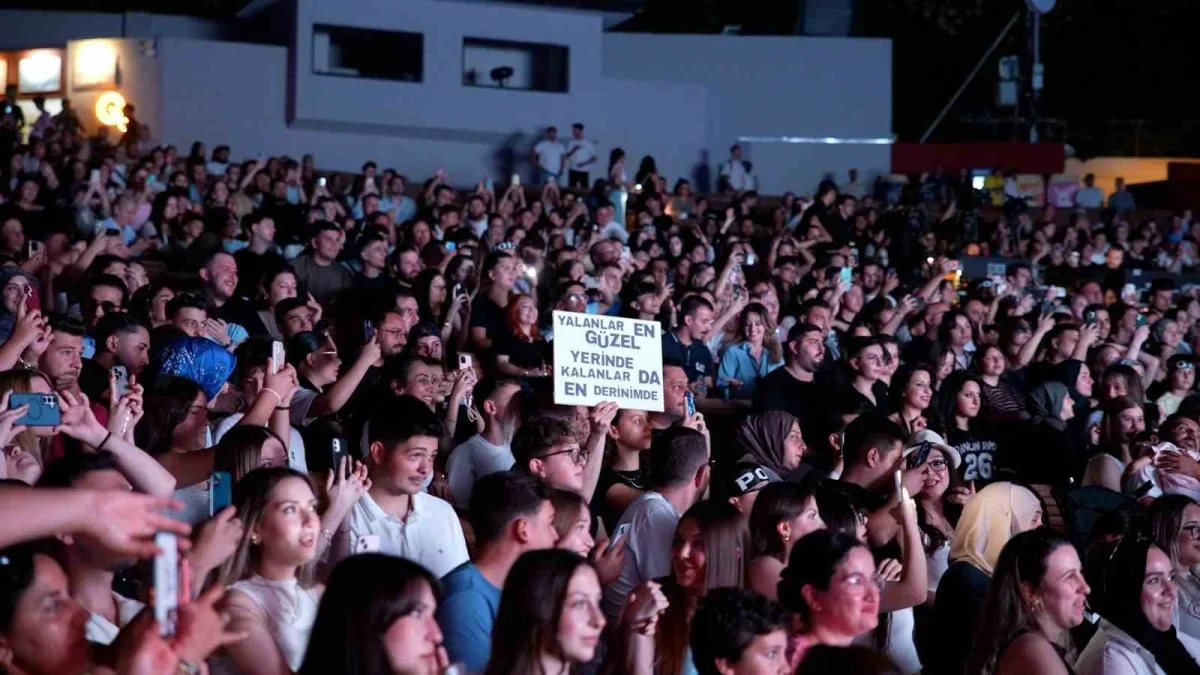 Poizi, Bursa Festivali'nde Açıkhava'yı dev koroya dönüştürdü