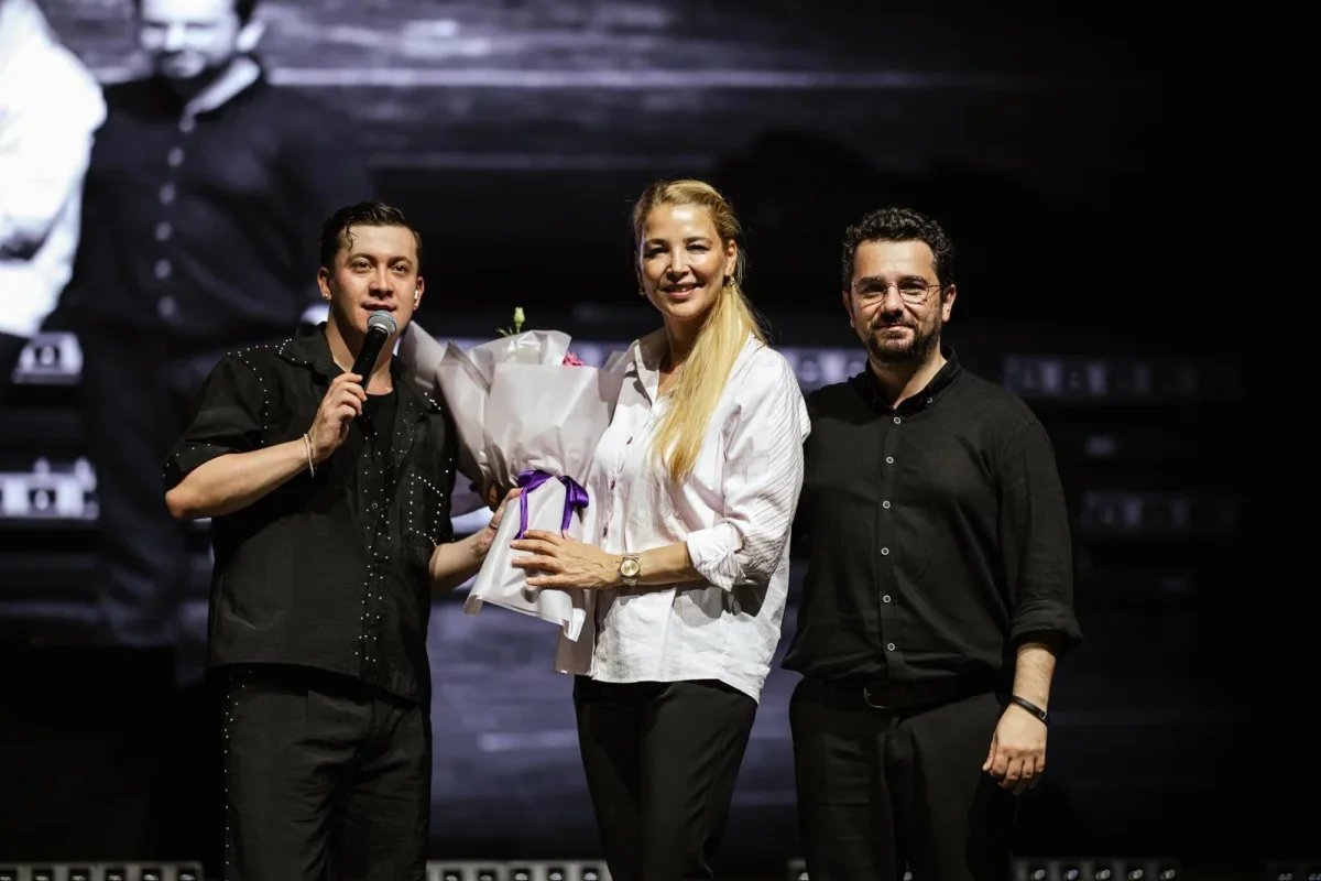 Poizi, Bursa Festivali'nde Açıkhava'yı dev koroya dönüştürdü