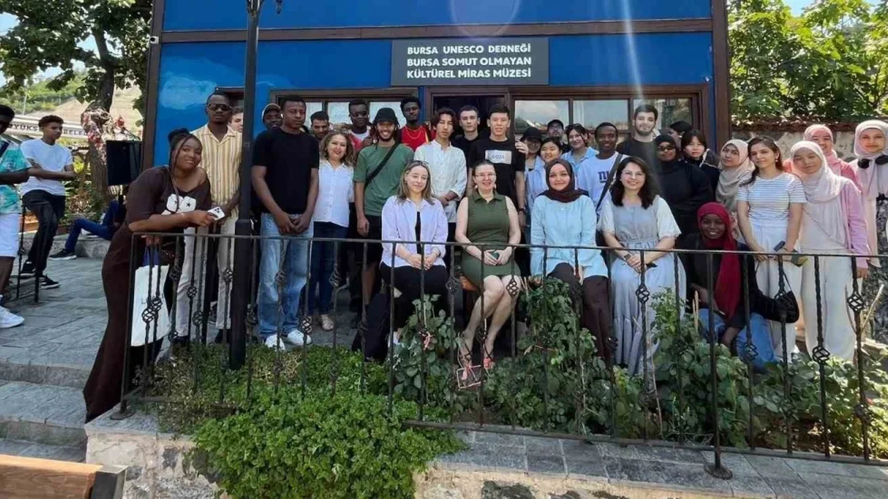 Bursa SOKÜM Müzesi yabancı öğrencilerle Türk el sanatlarını tanıttı