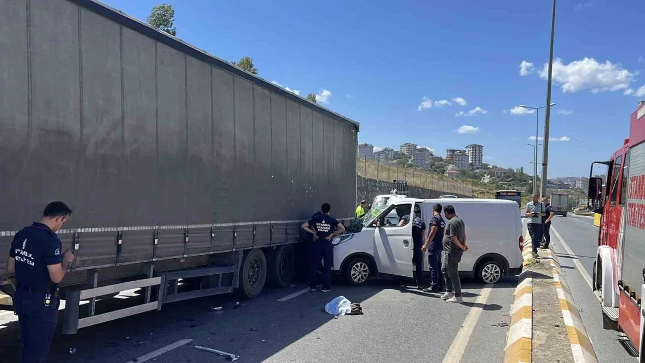 Sancaktepe'de tıra çarpan hafif ticari araç hurdaya döndü