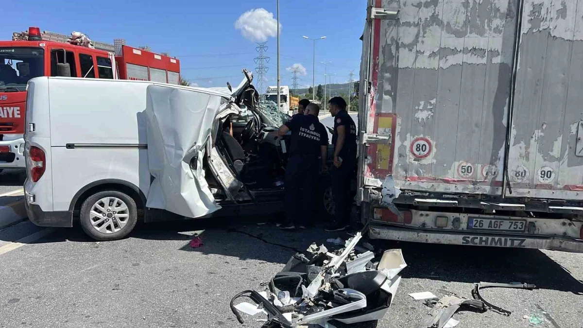 Sancaktepe'de tıra çarpan hafif ticari araç hurdaya döndü