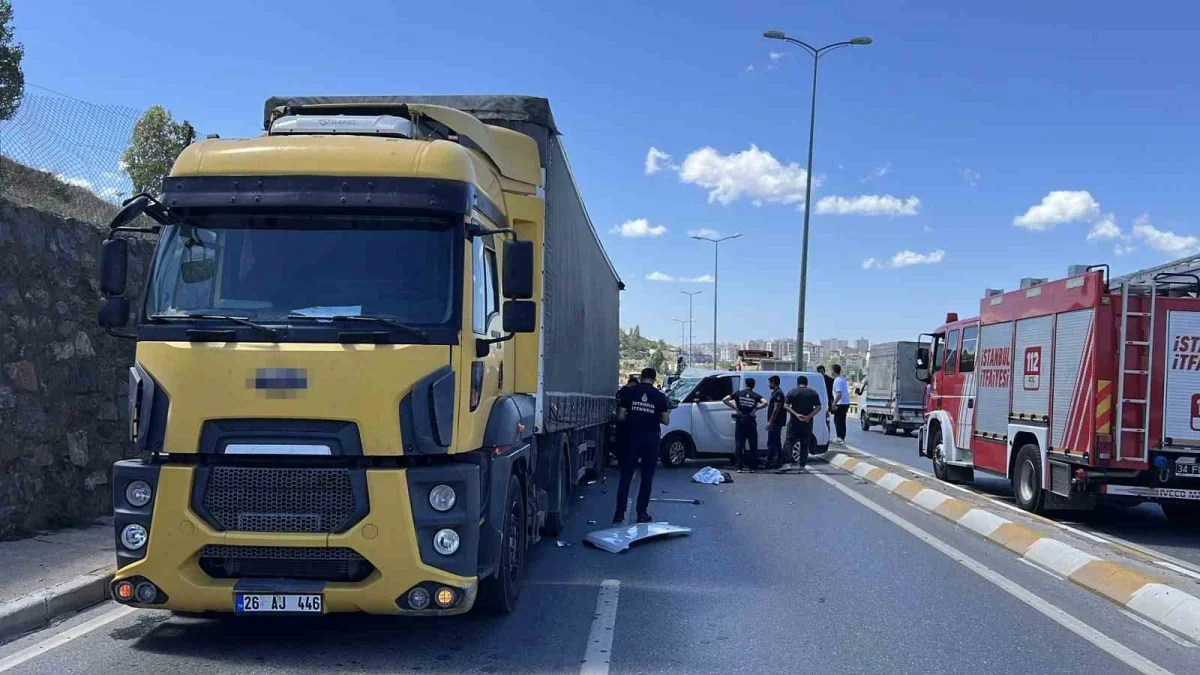 Sancaktepe'de tıra çarpan hafif ticari araç hurdaya döndü