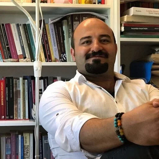 ÇOMÜ'de taciz dosyası olan akademisyene mahkemeden durdurma