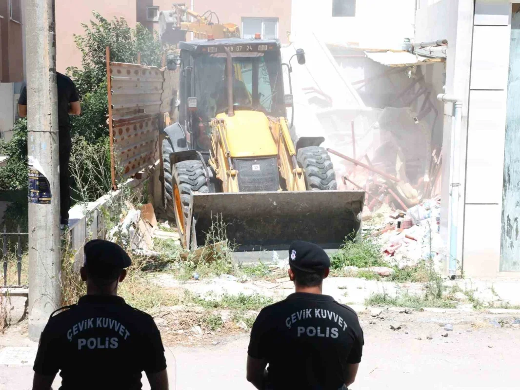 Nilüfer'de 4 kaçak yapı yıkıldı: 1.460 metrekare alan temizlendi