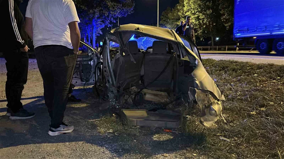Sakarya Erenler'de otomobil ağaca çarptı, ikiye bölündü