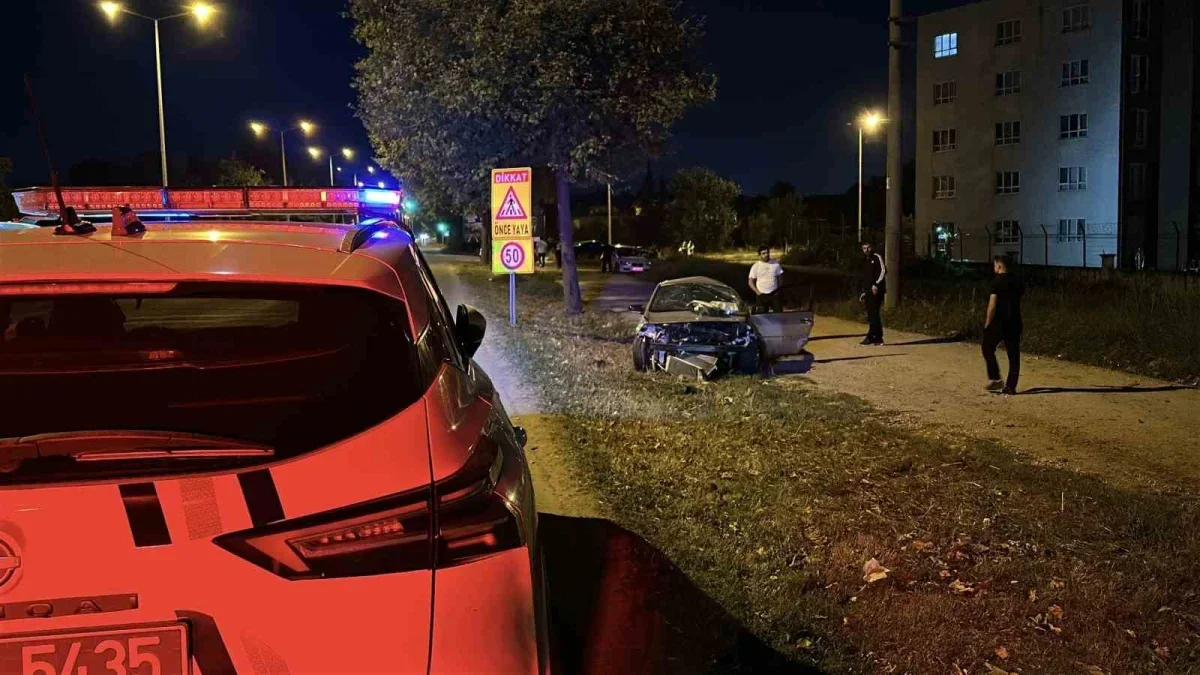 Sakarya Erenler'de otomobil ağaca çarptı, ikiye bölündü