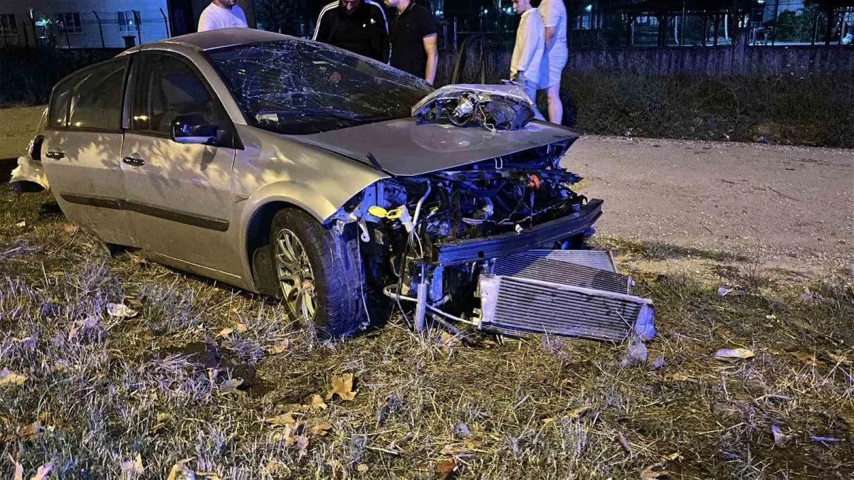Sakarya Erenler'de otomobil ağaca çarptı, ikiye bölündü