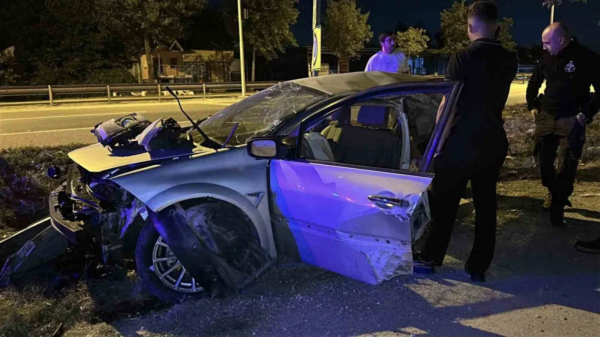 Sakarya Erenler'de otomobil ağaca çarptı, ikiye bölündü