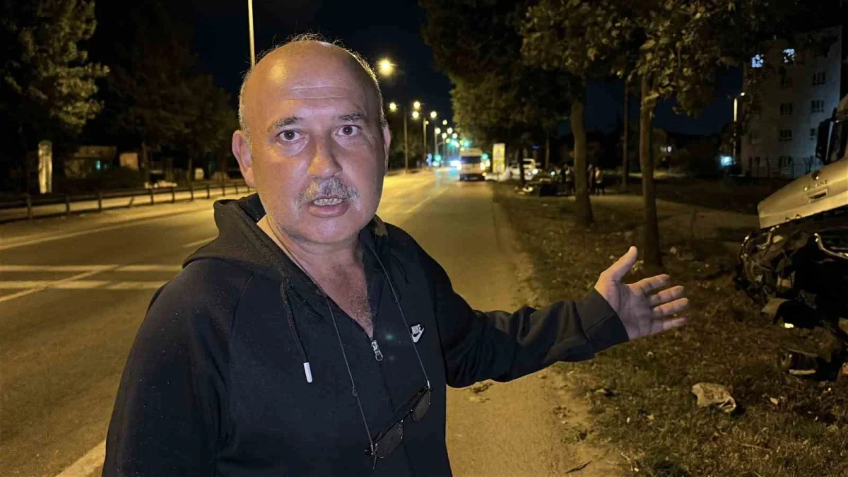 Sakarya Erenler'de otomobil ağaca çarptı, ikiye bölündü