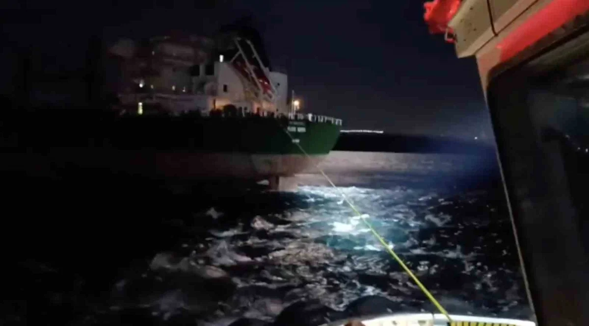 Çanakkale Boğazı'nda karaya oturan PILATUS MARINE yüzdürüldü