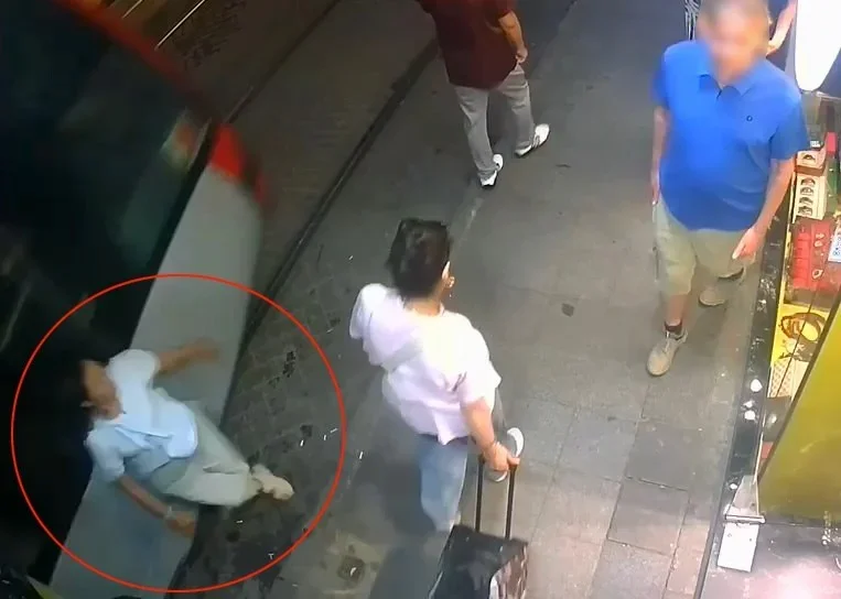 Sirkeci'de tramvay kadına çarptı: Esnaf hız uyarısı yaptı
