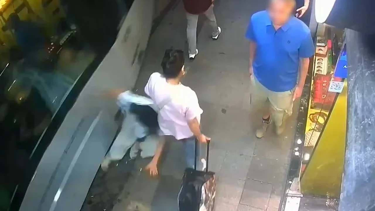 Sirkeci'de tramvay kadına çarptı: Esnaf hız uyarısı yaptı