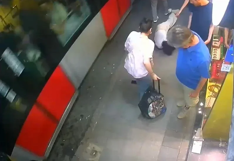 Sirkeci'de tramvay kadına çarptı: Esnaf hız uyarısı yaptı