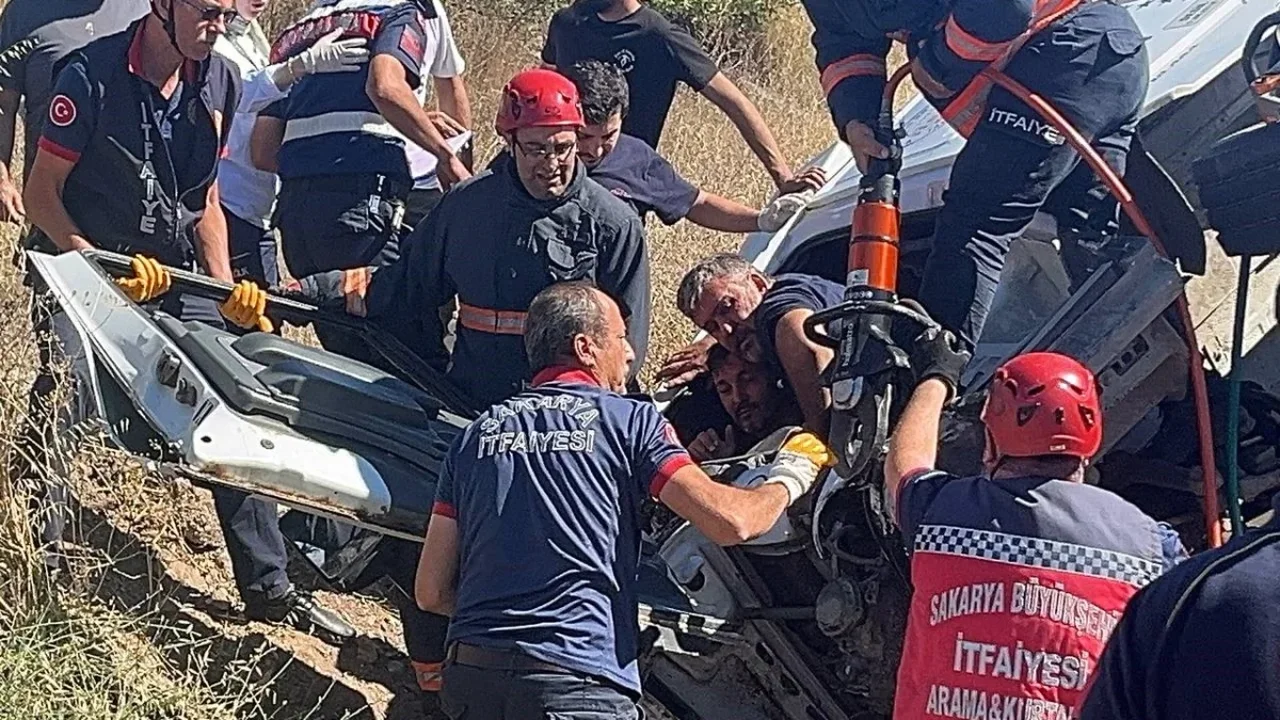 Freni boşalan şeftali yüklü kamyon otomobile devrildi: 6 yaralı