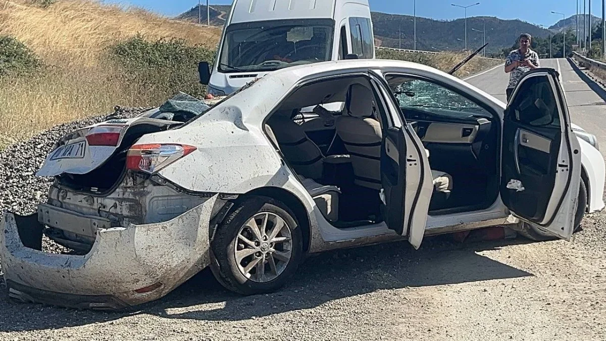Freni boşalan şeftali yüklü kamyon otomobile devrildi: 6 yaralı