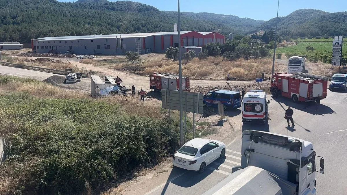 Freni boşalan şeftali yüklü kamyon otomobile devrildi: 6 yaralı