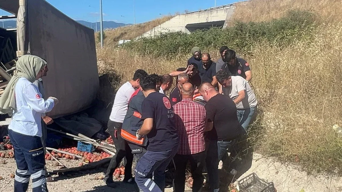 Freni boşalan şeftali yüklü kamyon otomobile devrildi: 6 yaralı