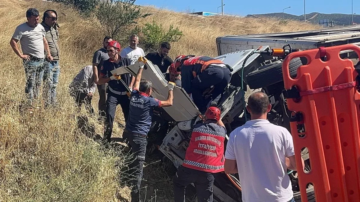 Freni boşalan şeftali yüklü kamyon otomobile devrildi: 6 yaralı