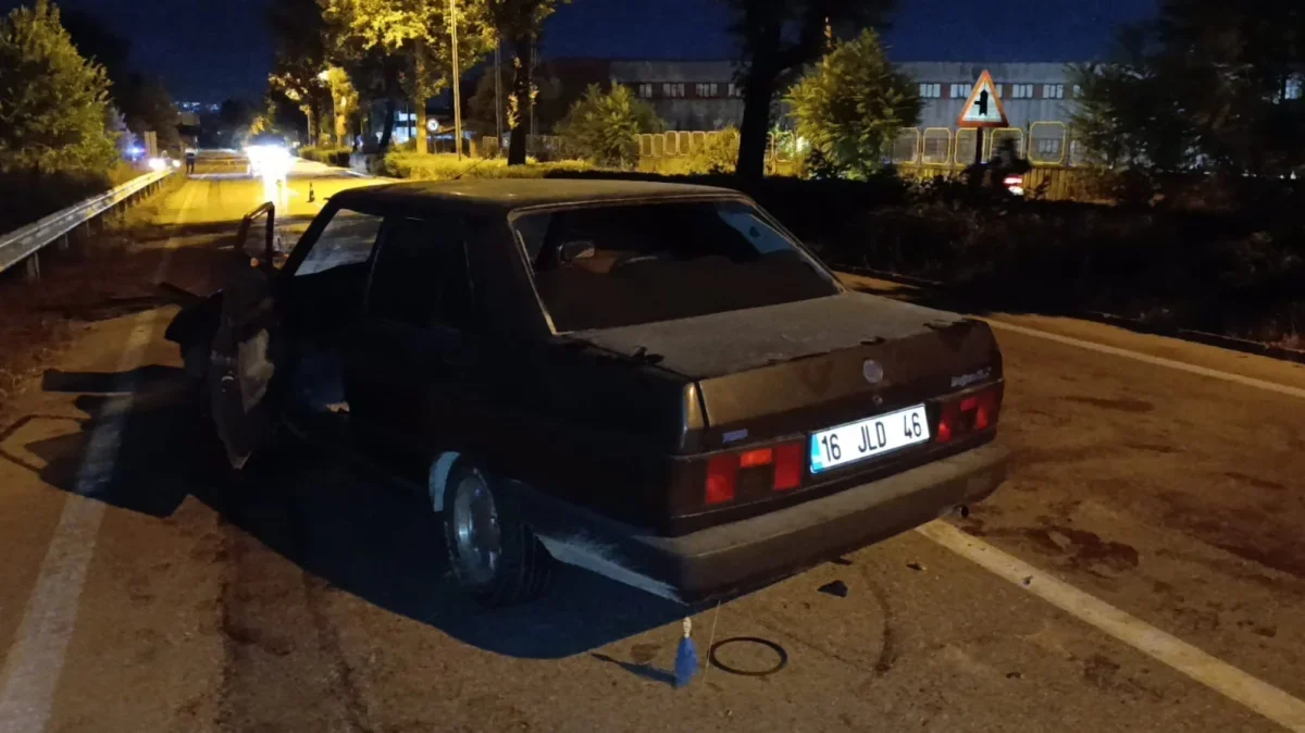 İnegöl'de kontrolden çıkan otomobil refüjdeki ağaca çarptı