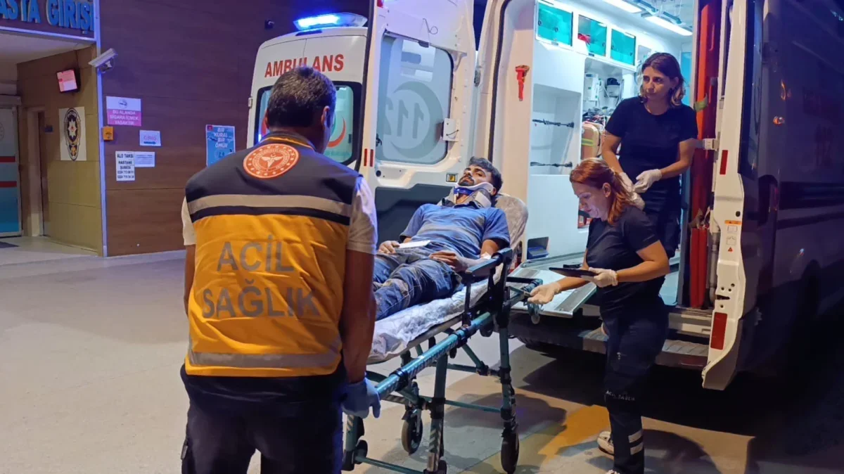 İnegöl'de kontrolden çıkan otomobil refüjdeki ağaca çarptı