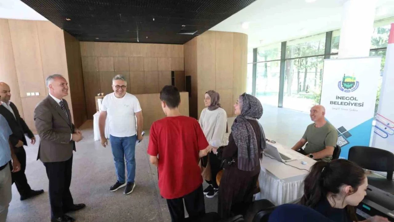 İnegöl Belediyesi tercih döneminde öğrencilerin yanında