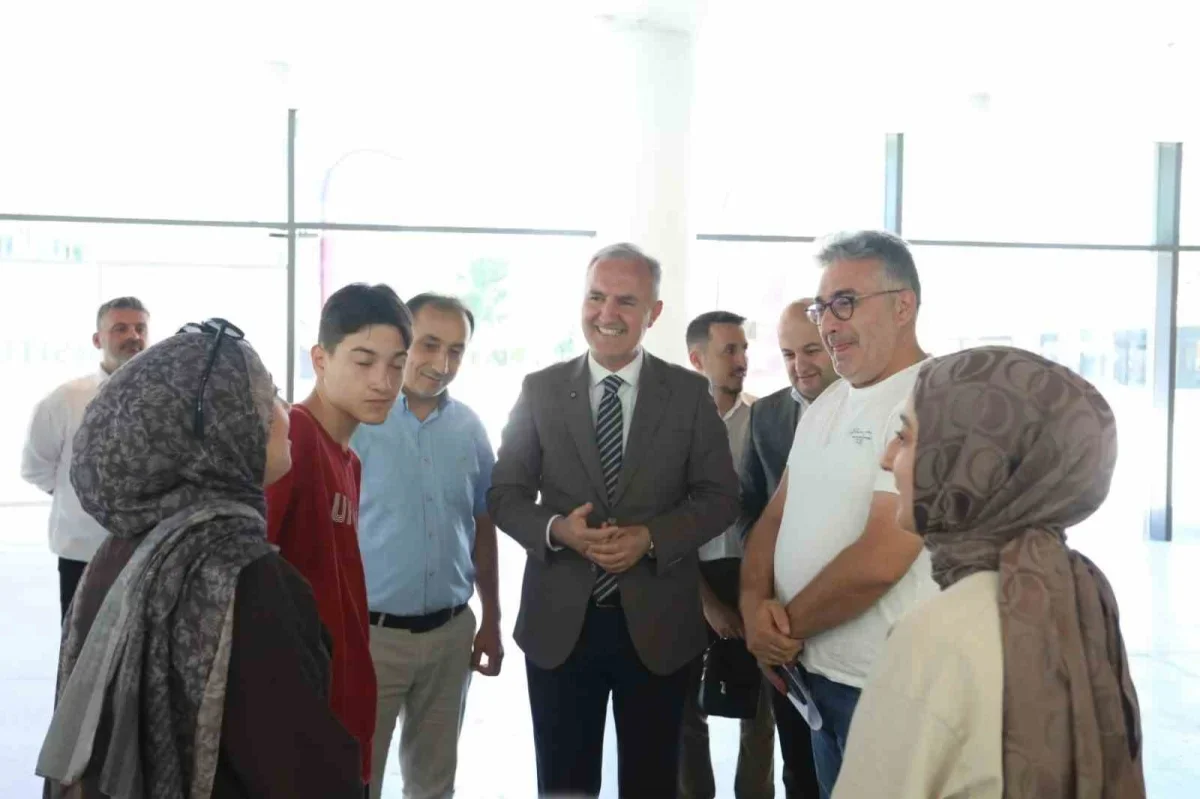 İnegöl Belediyesi tercih döneminde öğrencilerin yanında