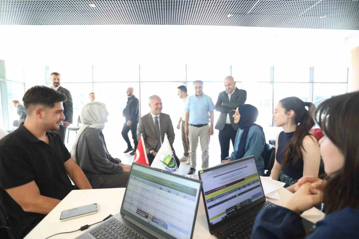 İnegöl Belediyesi tercih döneminde öğrencilerin yanında
