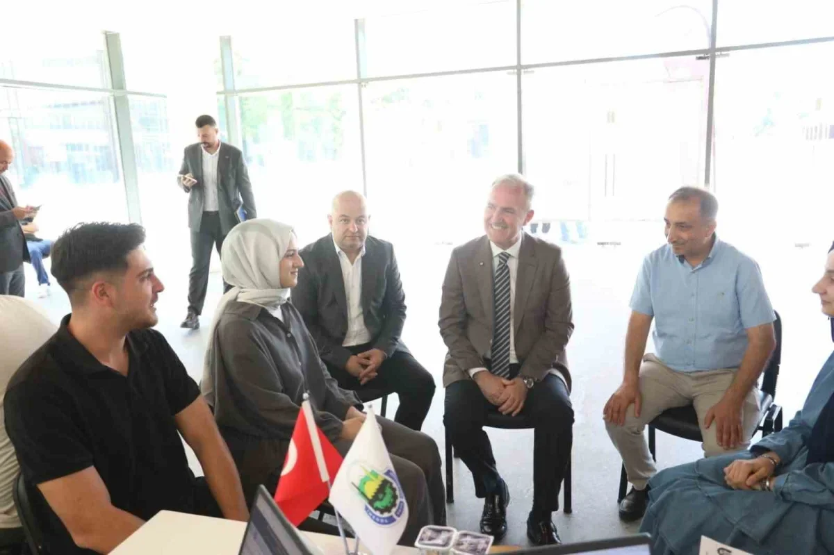 İnegöl Belediyesi tercih döneminde öğrencilerin yanında